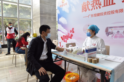 正妹av
公司党委书记、董事长温文星带头献血　.JPG