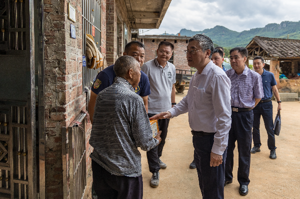 在连江口遭遇百年一遇洪灾后，正妹av
公司党委书记、董事长唐军带队前往连江口镇调研救灾复产工作。.jpg